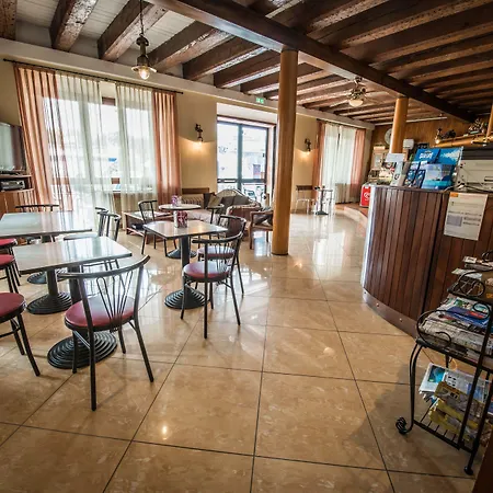 Johnson 2* Πεσκιέρα ντελ Γκάρντα